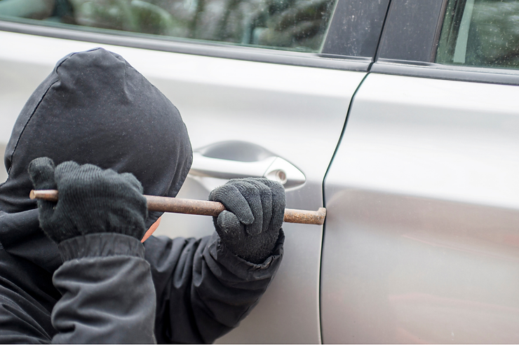 O carro foi roubado e o ladrão bateu em outro veículo. O seguro cobre?